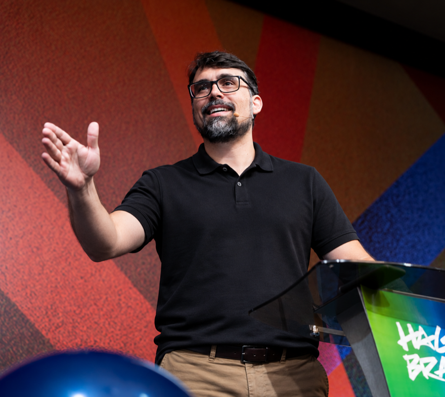 Pastor Hélder Cardin ministrando