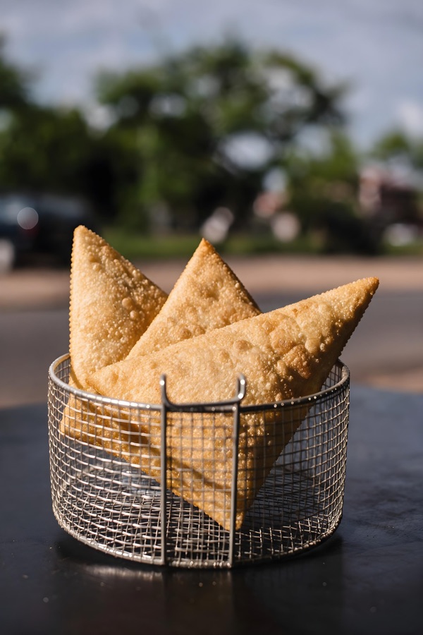 Pastéis triangulares do food truck Trikone